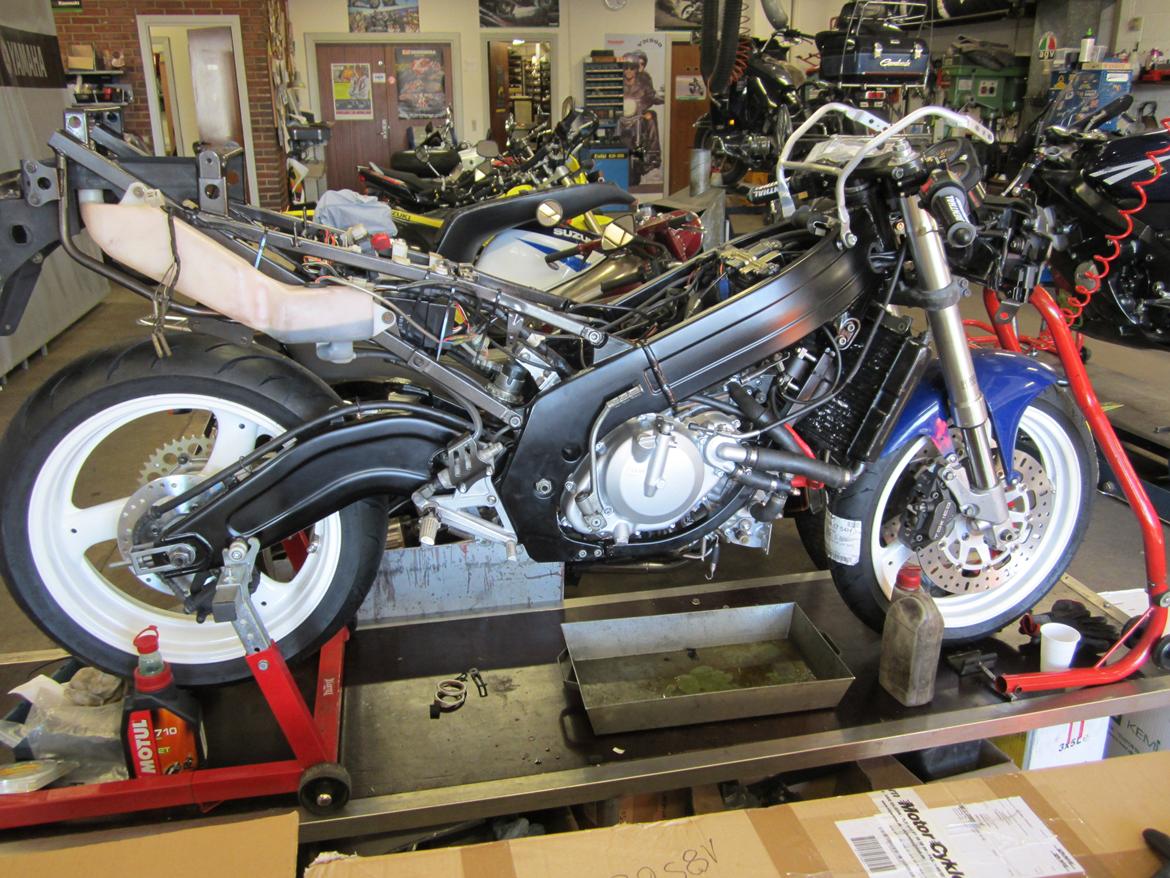 Genopbygning af Suzuki RGV250 VJ22M - Motor monteret + det løse billede 57