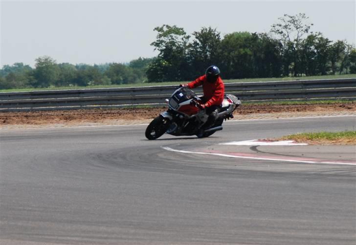 Trackday på Padborg Park VF 1000 F - Ja sådan skal svinge tages på en gl. VF 1000 F billede 1