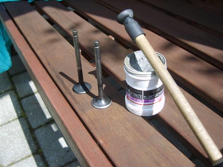 Ventilslibning - To stk. udtødningsventiler + ventilslibepasta grov/fin + ventilsliber (pinden med sugekobberne) billede 1