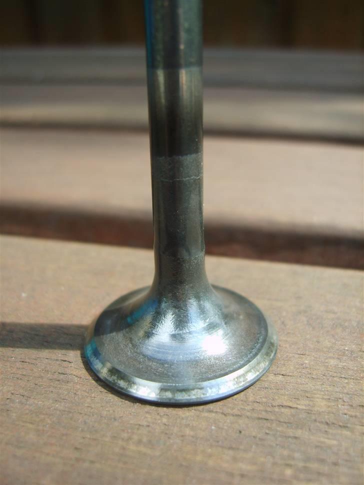 Ventilslibning - Så er denne ventil renset for aflejringer, men er endnu ikke slebet (bemærk ventilsædet) billede 7