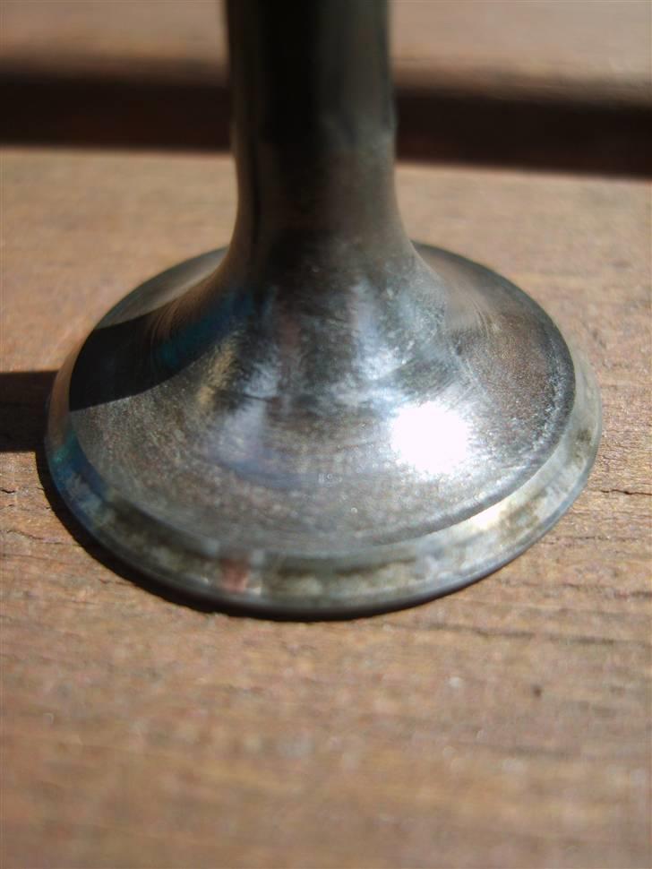 Ventilslibning - Så er denne ventil renset for aflejringer, men er endnu ikke slebet (bemærk ventilsædet) billede 8