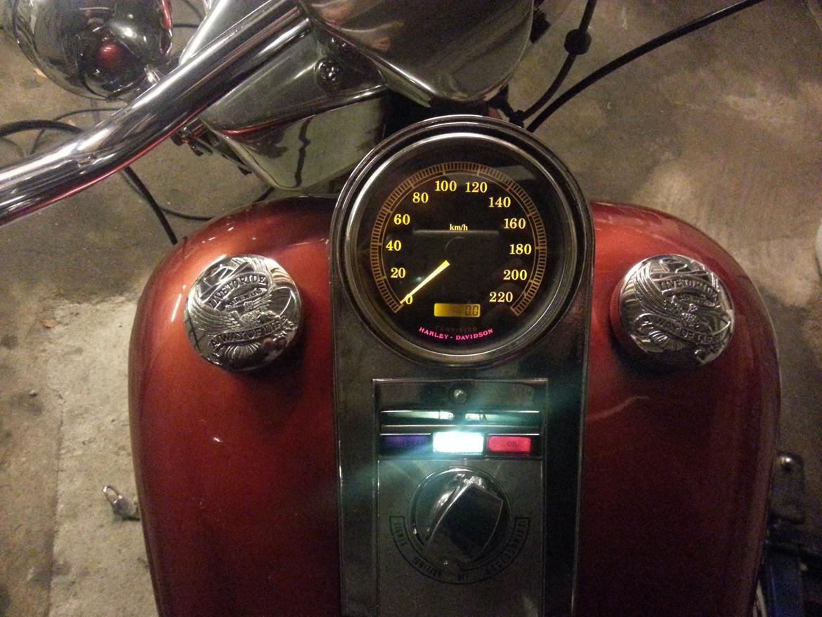 Harley Davidson FLH restaurering - Det mekaniske speedo er noget hø, så har bygget et elektronisk fra en 99' Road King på, som kan kalibreres, så har en misvisning på +/- 1 km/t billede 2