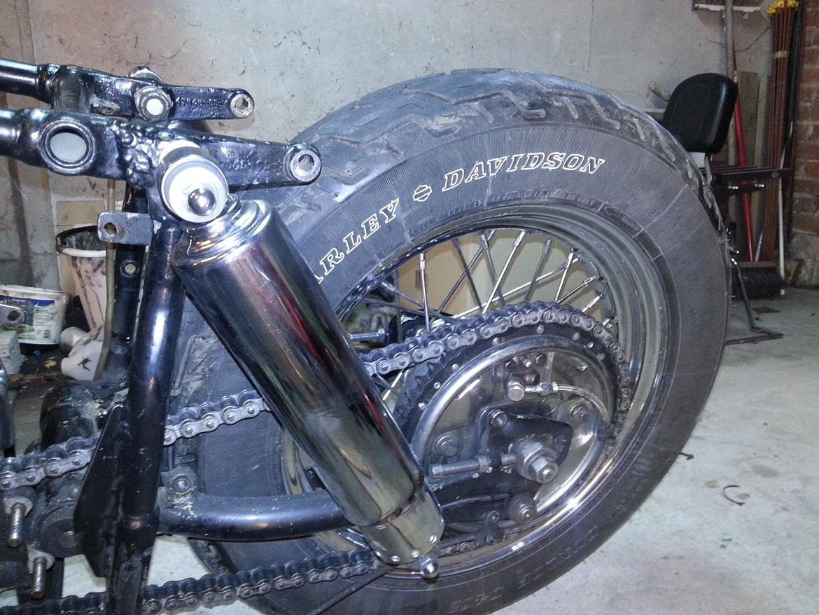Harley Davidson FLH restaurering - Hvid skrift på dækket...bare fordi :) billede 4