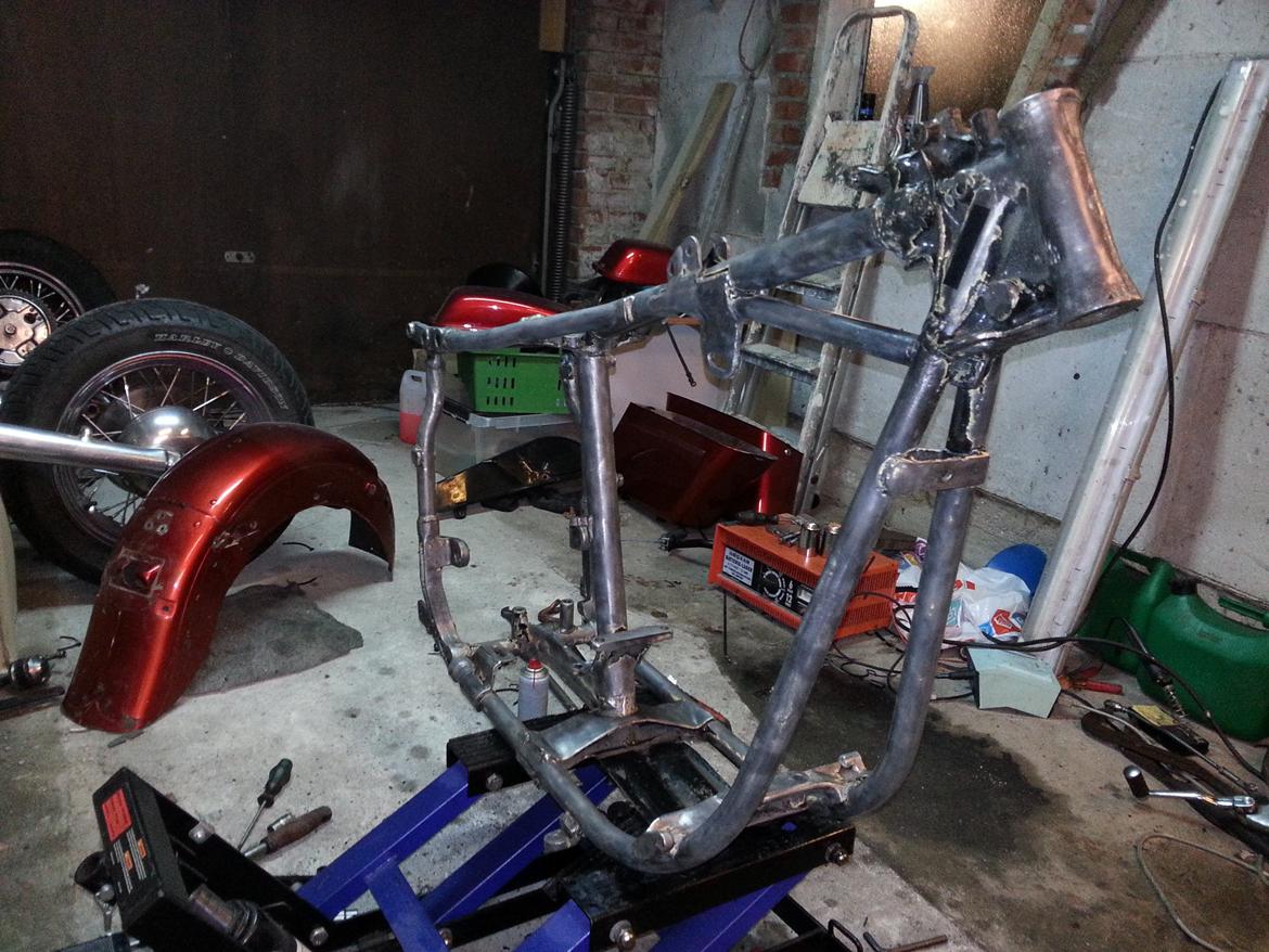 Harley Davidson FLH restaurering - Så er stellet slebet ned...Det tog godt nok sin tid! billede 5