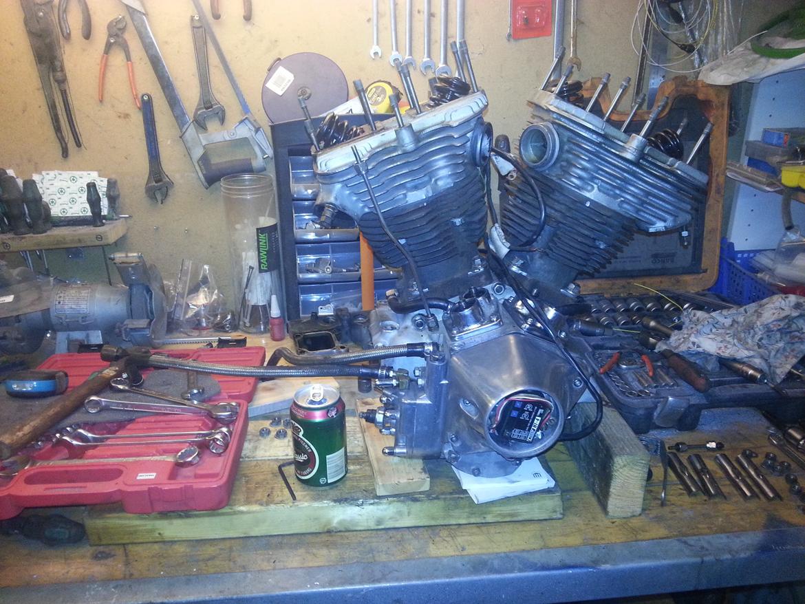 Harley Davidson FLH restaurering - Motoren skal også lige have en tur. Skifter pakninger i toppen, samt ordner ventiler. billede 11