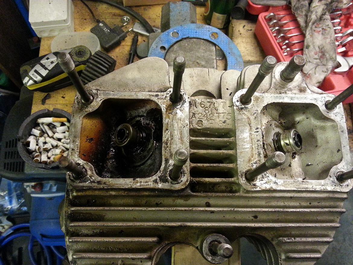 Harley Davidson FLH restaurering - Udstødningsventilen har været utæt, hvilket sikkert forklare den brændte olie i toppen billede 12