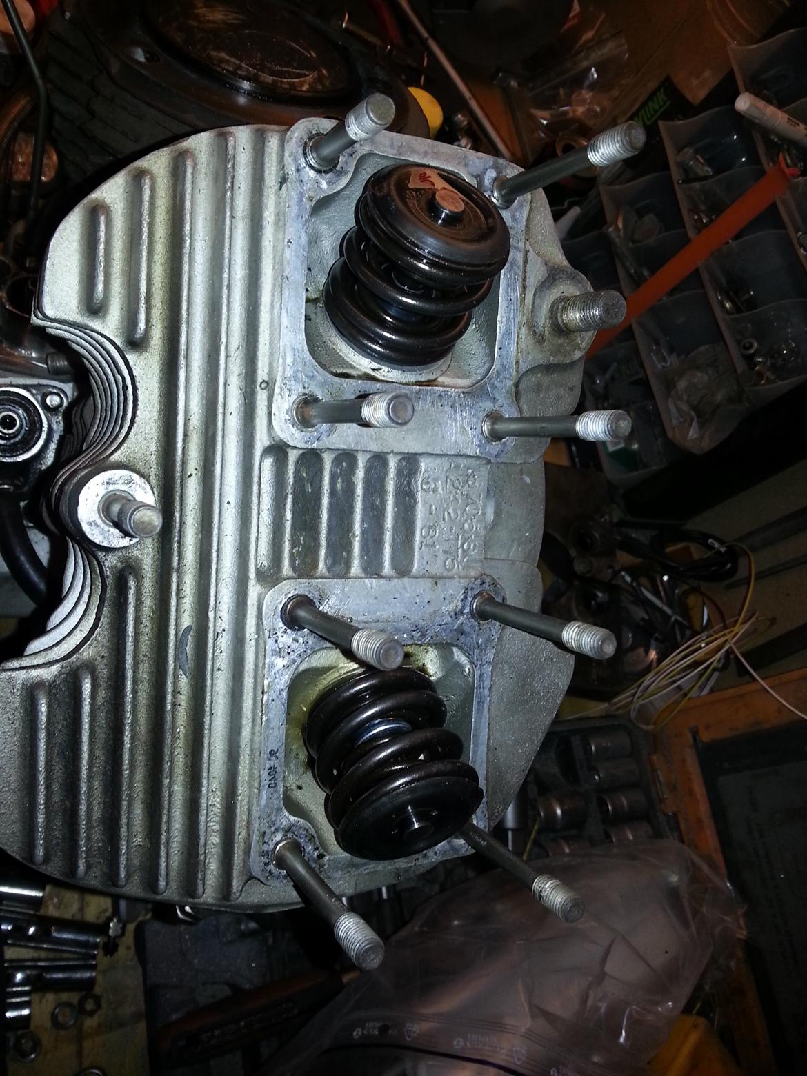 Harley Davidson FLH restaurering - Forreste top noget pænere end den bagerste. Har dog en mistanke om, at den er renoveret på et tidspunkt.  billede 14