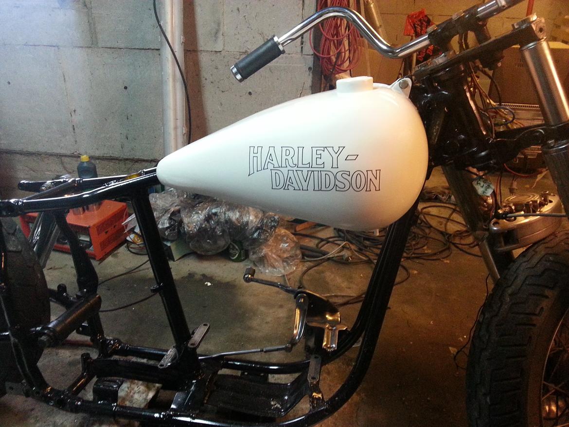 Harley Davidson FLH restaurering - Så kom der logo på tanken, så mangler den lige en gang klarlak. billede 15