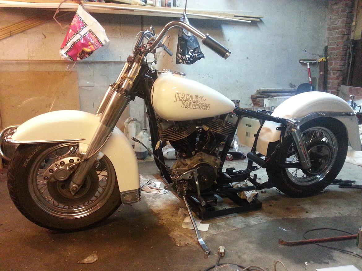 Harley Davidson FLH restaurering - Tanken skal af igen, men giver et meget godt billede af hvad det ender med. :)

Det er ikke til at se, men den er altså perlemorshvid. :) billede 18