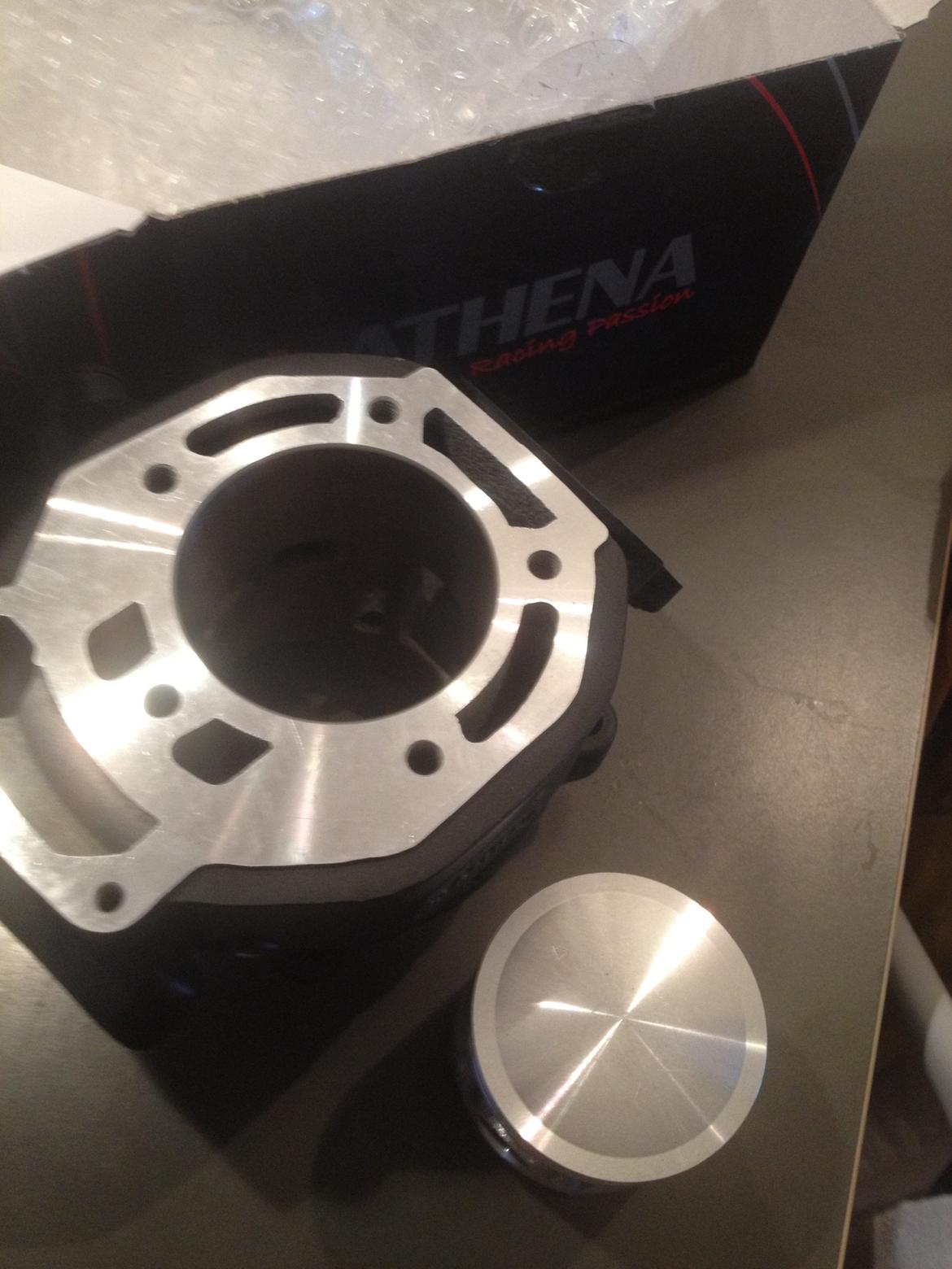 Honda MTX 125 - Yee'dsss.. Ny 190ccm Athena cylinder. Håber den gamle dame kan klare trykket ! billede 10