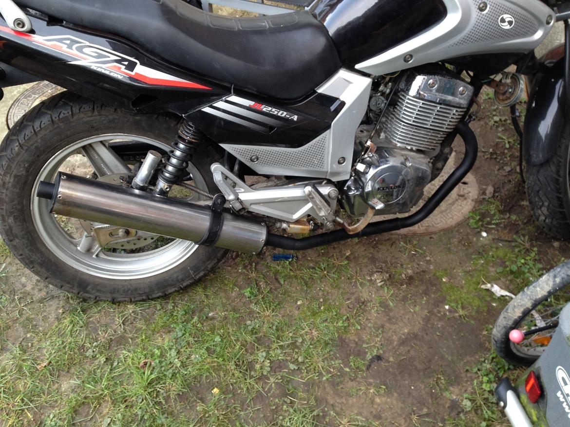Modificering af Kinlon JL250A - Jeg har malet udstødningsrørene og enderne på udstødningen. De var meget rustne, tjek min mc for at se før billede. billede 4