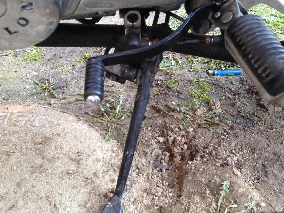 Modificering af Kinlon JL250A - Gearpedal og bagbremse blev også malet sorte, chromen faldt af i store stykker. billede 2