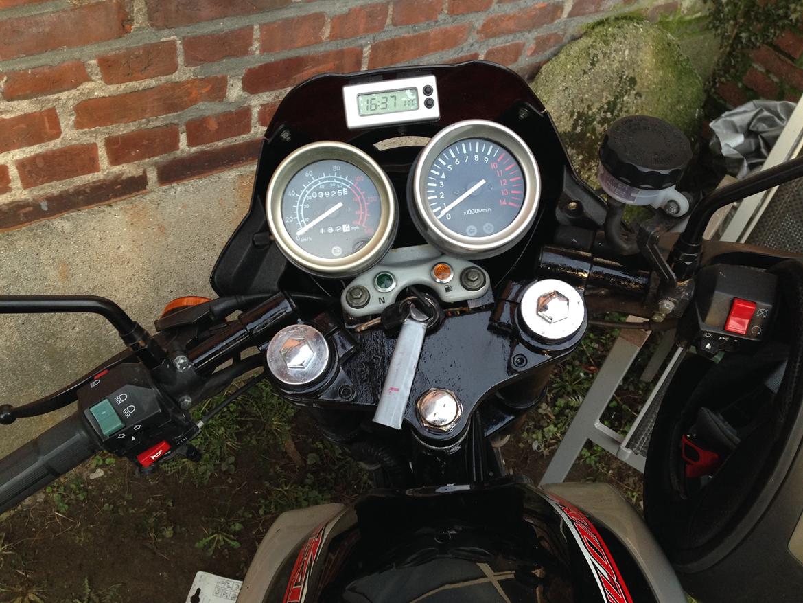 Modificering af Kinlon JL250A - Styret har jeg malet blank sort, det er bedre end før - tror jeg maler det om til matsort senere. billede 1