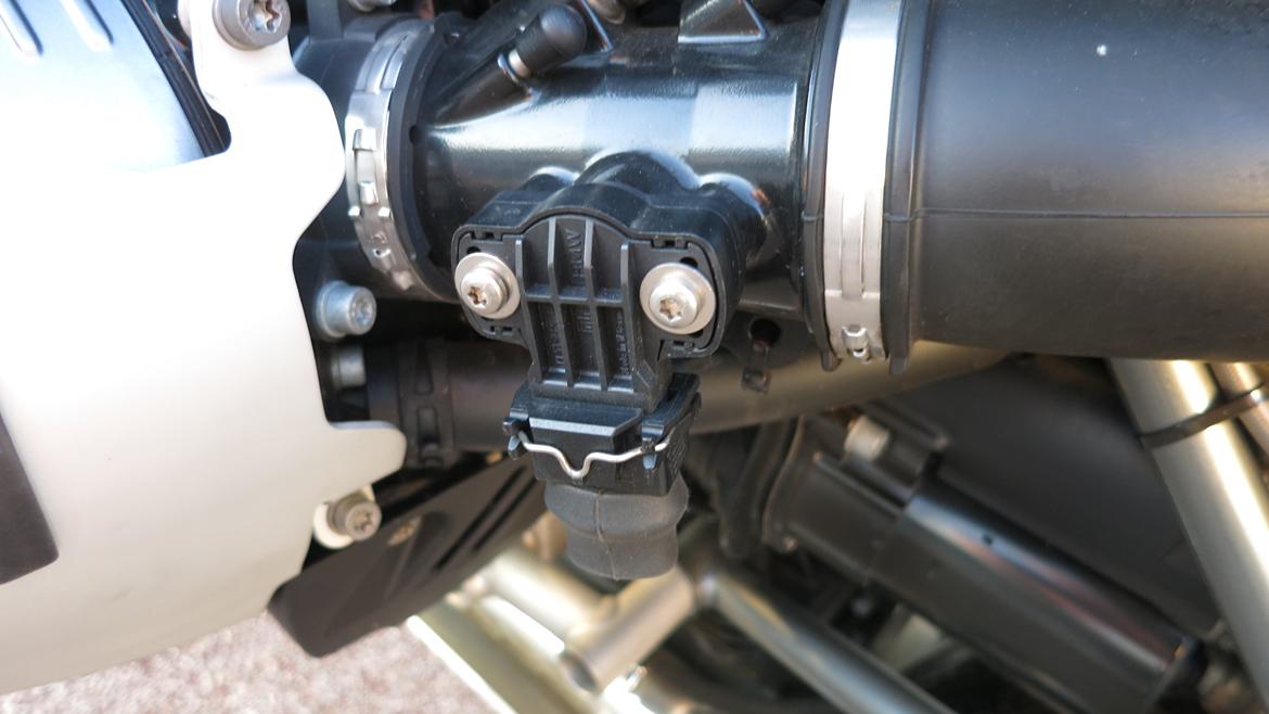 Touratech Offroad School - . . . . . . . . . . . . . . . . . . . . . . . . . . . . . . . . . . .Når man står op med stålsnuede crossstøvler er dette gas-potentiometer udsat og bør bestyttes billede 8