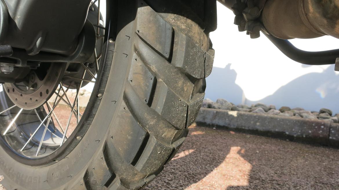 Touratech Offroad School - . . . . . . . . . . . . . . . . . . . . . . . . . . . . . . . . . . .Min BMW kan selvfølgelig køre offroad i fabriksudgave, men jeg har dog valgt at forbedre den på nogle punkter. Vigtigst er dækkene.. Alle udlejningscyklerne var på TKC80 og jeg har valgt Metzeler Karoo 3. De var bare helt gode. Nu er jeg spændt på om de holder til nogle kilometer. billede 2