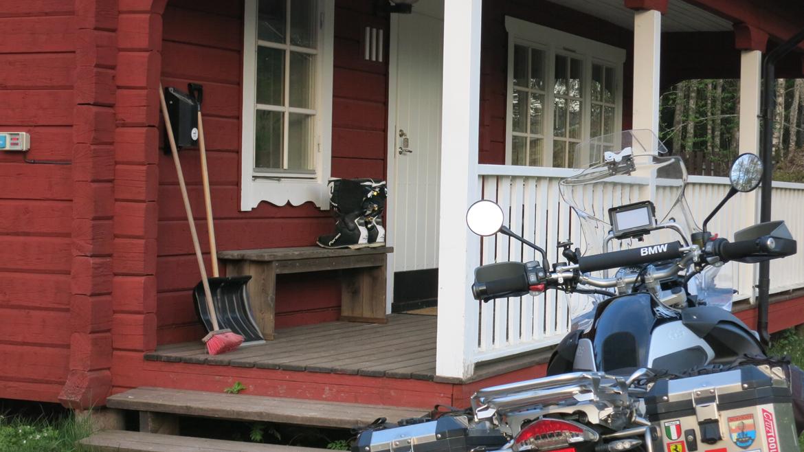 Touratech Offroad School - . . . . . . . . . . . . . . . . . . . . . . . . . . . . . . . . . . .Min hytte under opholdet, med sauna, tv stue, køkken med videre. Cross-støvlerne luftes billede 11