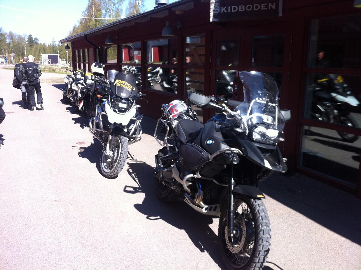 Touratech Offroad School - . . . . . . . . . . . . . . . . . . . . . . . . . . . . . . . . . . .Min egen cykel og mit hold holder mellem skiudlejningsbygningerne under kaffepause billede 13