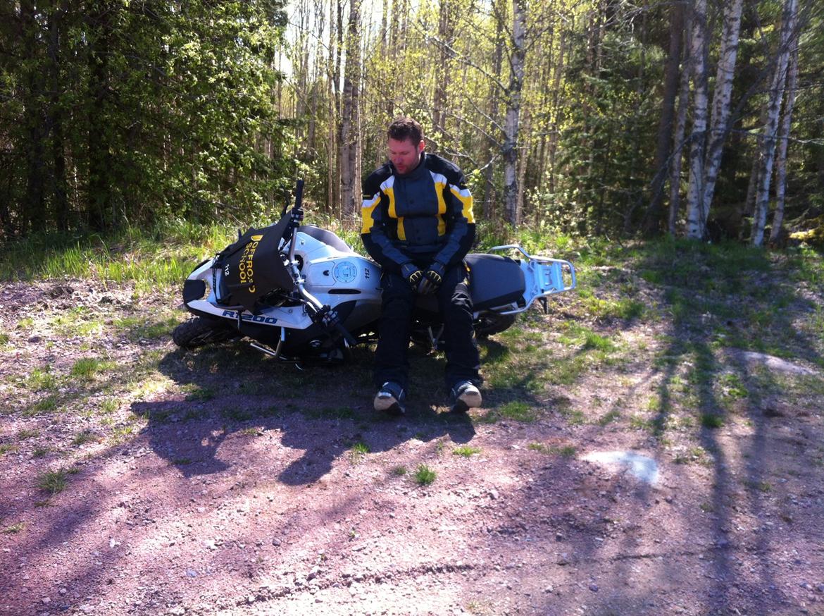 Touratech Offroad School - . . . . . . . . . . . . . . . . . . . . . . . . . . . . . . . . . . .Instruktør David forklarer de forskellige tekniker for at rejse en væltet cykel. billede 15
