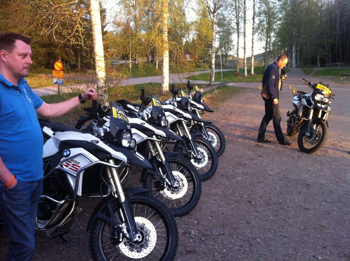 Touratech Offroad School - . . . . . . . . . . . . . . . . . . . . . . . . . . . . . . . . . . .Aften før kurset og nogle deltagere er nede for at se på de fabiksnye udlejnings-modeller. Her F800 billede 12