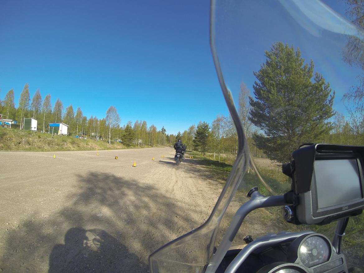 Touratech Offroad School - . . . . . . . . . . . . . . . . . . . . . . . . . . . . . . . . . . .Øvelsesområderne er grusparkeringpladser der er forberedt til de forskellige momenter vi skal træne billede 18