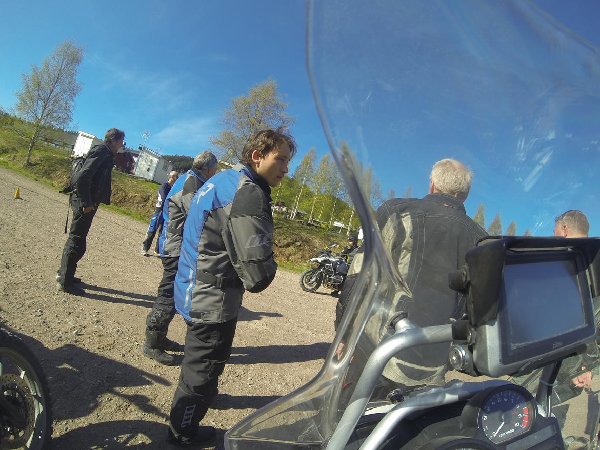Touratech Offroad School - . . . . . . . . . . . . . . . . . . . . . . . . . . . . . . . . . . .Det var varmt at stå i solen for at modtage instruktion billede 20