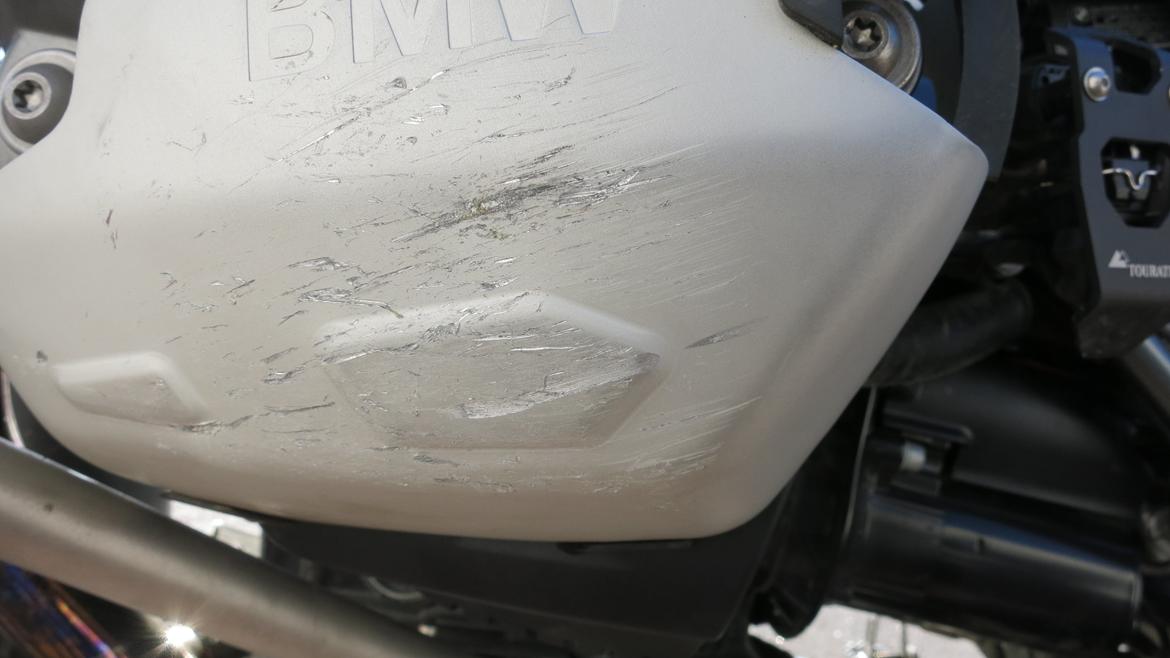 Touratech Offroad School - . . . . . . . . . . . . . . . . . . . . . . . . . . . . . . . . . . .Og ridser på cylinderskjoldet. Det hører sig til når man kører GS! billede 43