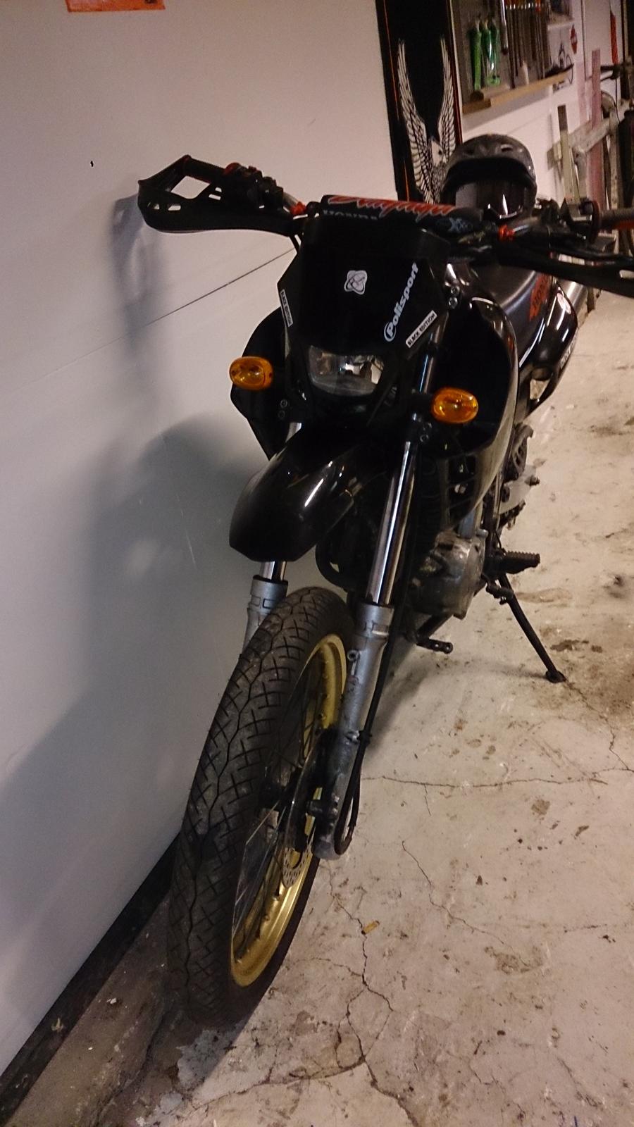 Honda NX 650 Dominator projekt motard - så er der monteret andre blinklys som midlertidig løsning  billede 33
