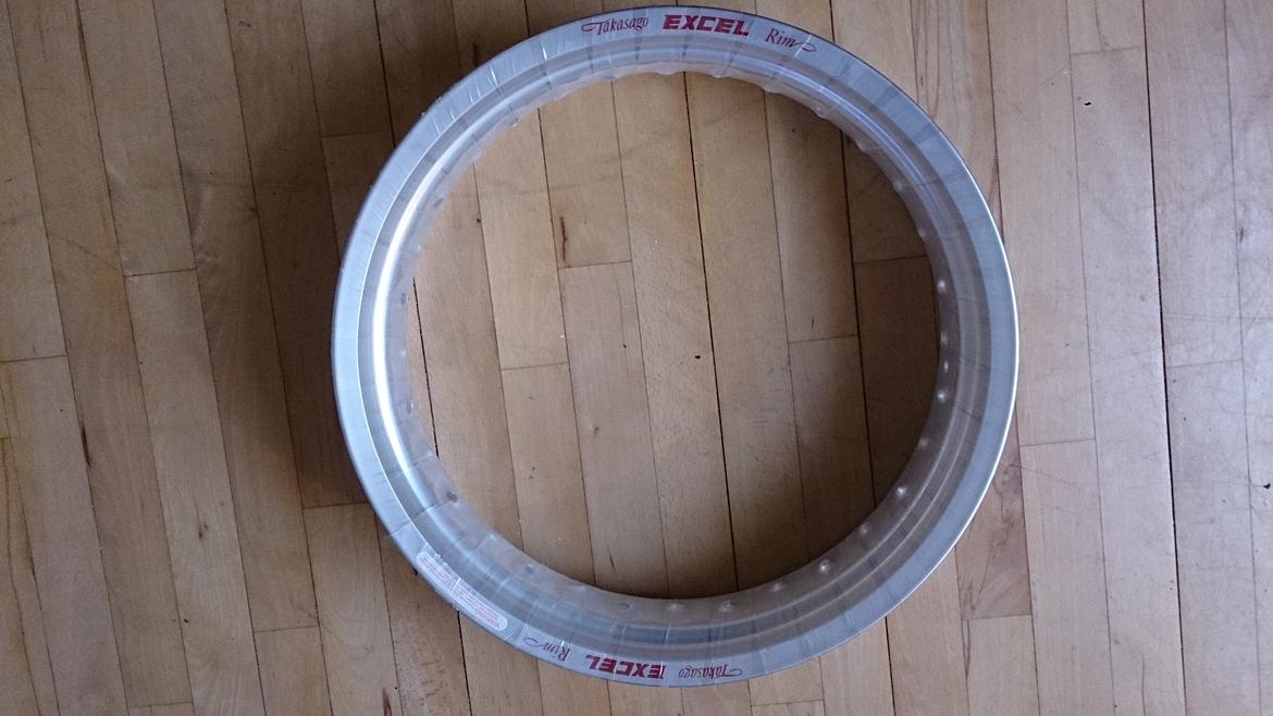 Honda NX 650 Dominator projekt motard - Excel 17"x4.25" 32 huls fælg bliver strikket på det org. bagnav billede 40