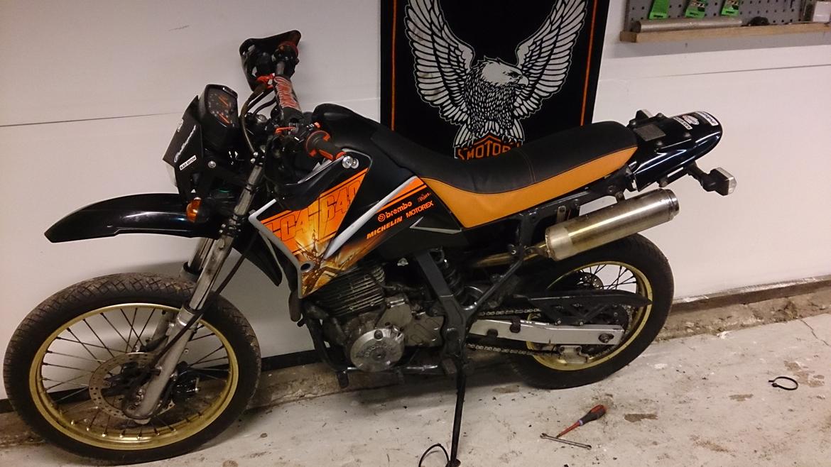 Honda NX 650 Dominator projekt motard - med tank, sæde og skjolde fra ktm 640 lc4 inden maling billede 44