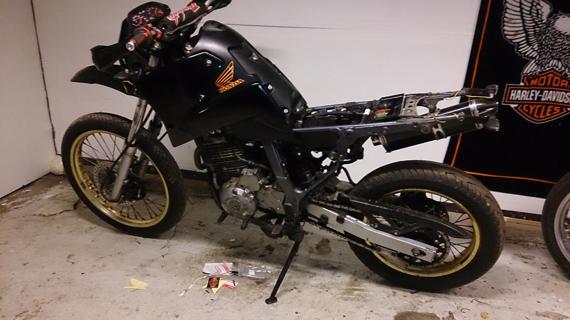 Honda NX 650 Dominator projekt motard - her kan ses en smule af den nye potte som skal tilpasses :-) billede 47