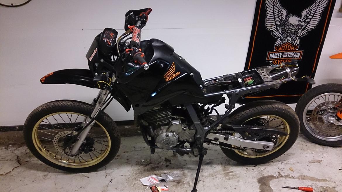 Honda NX 650 Dominator projekt motard - nu er det malet 1. lag sort og klistermærker bliver monteret billede 46