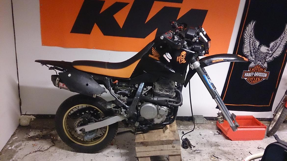 Honda NX 650 Dominator projekt motard - WP 40 forgaffel løst monteret blot for at danne et overblik af udseendet billede 64