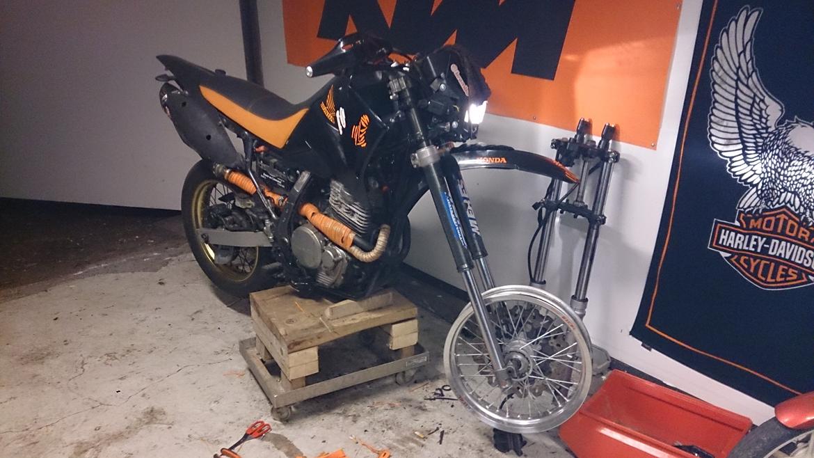 Honda NX 650 Dominator projekt motard - udstødning lavet og powerwrap er viklet fast, dog ikke færdigt. og Excel 3,50"x17" forhjul løst monteret billede 70
