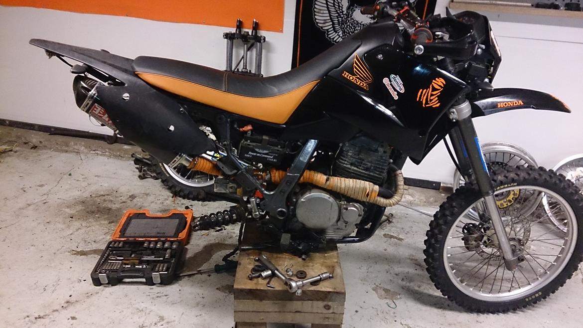 Honda NX 650 Dominator projekt motard - så skal der skiftes svangarm :-) og bagsæmper billede 71