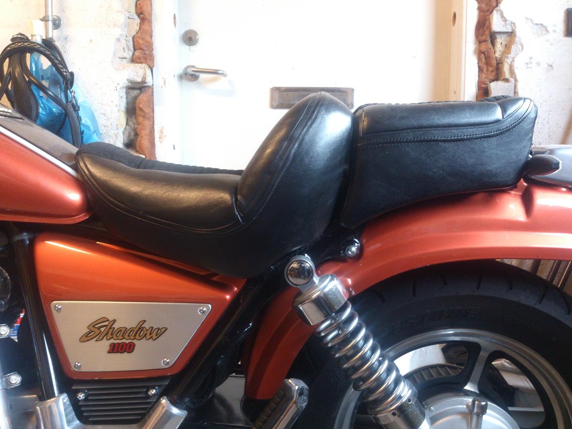 Operation: Sæde til VT 1100 - Udgangspunktet er dette: Et helt originalt og meget klodset Honda VT 1100 sæde. billede 1