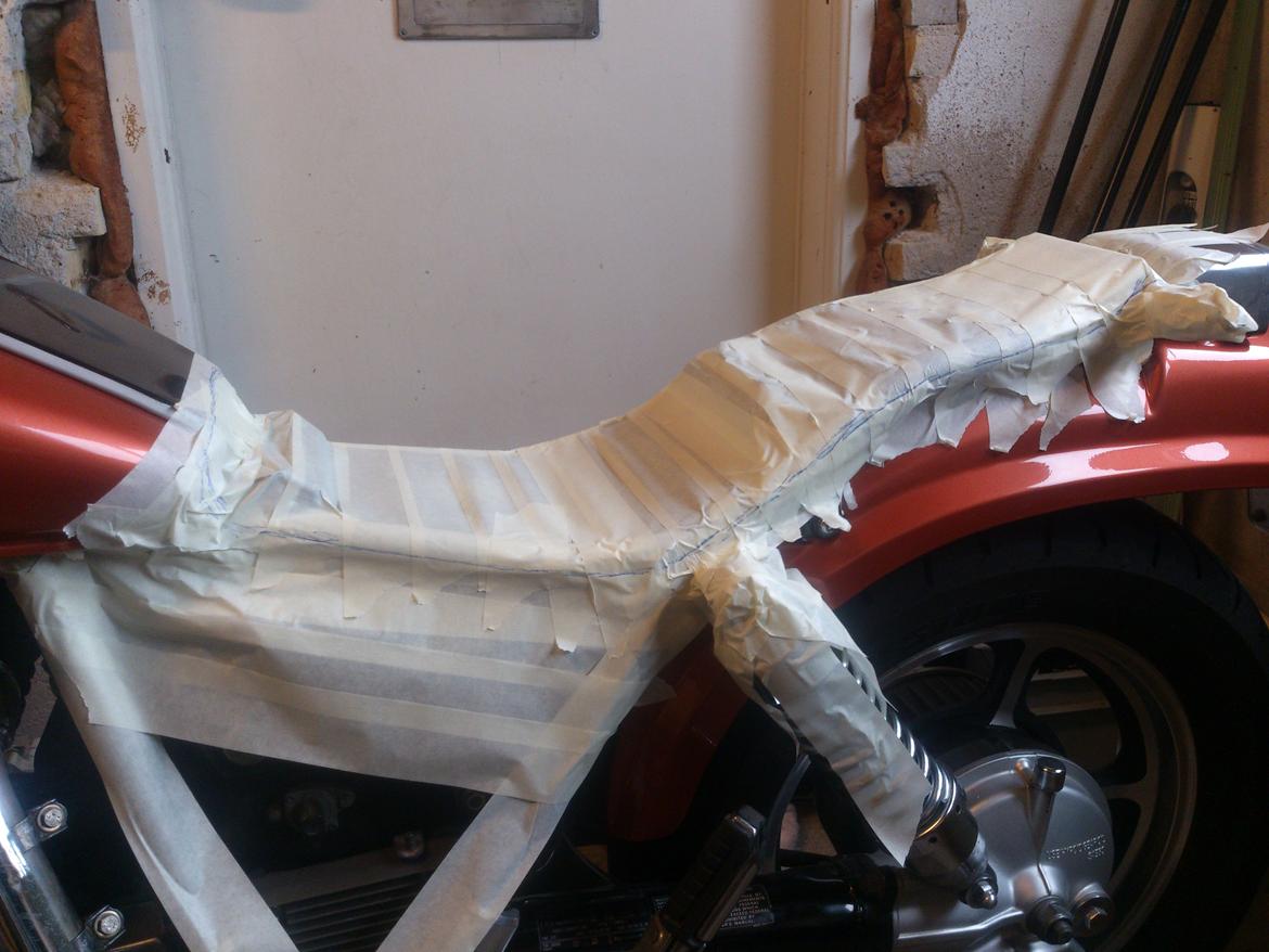 Operation: Sæde til VT 1100 - Området som jeg ville støbe bunden efter, har jeg pakket ind i malertape. billede 6