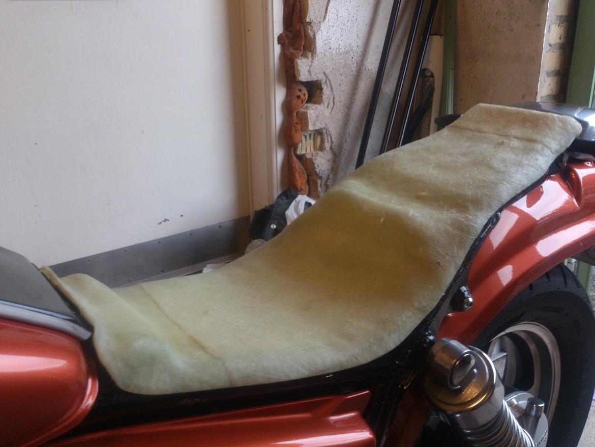 Operation: Sæde til VT 1100 - Fjnishen halter måske lidt bag efter, men det er mit første gang jeg arbejder med glasfiber... Og det skal alligevel pakkes ind i skum og skind, så det skal nok ende med at blive fint. billede 17