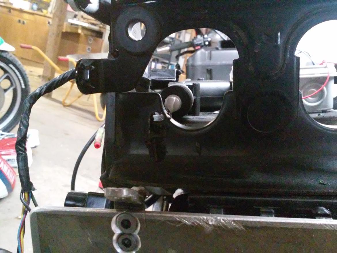 nr plade vipper fzr1000 - Her er det lignet op, så skal der bare laves en lille trækstang fra det lille bukkede beslag på nrpladebelaget og så op til den lille central lås motor oppe bag baglygten   billede 3