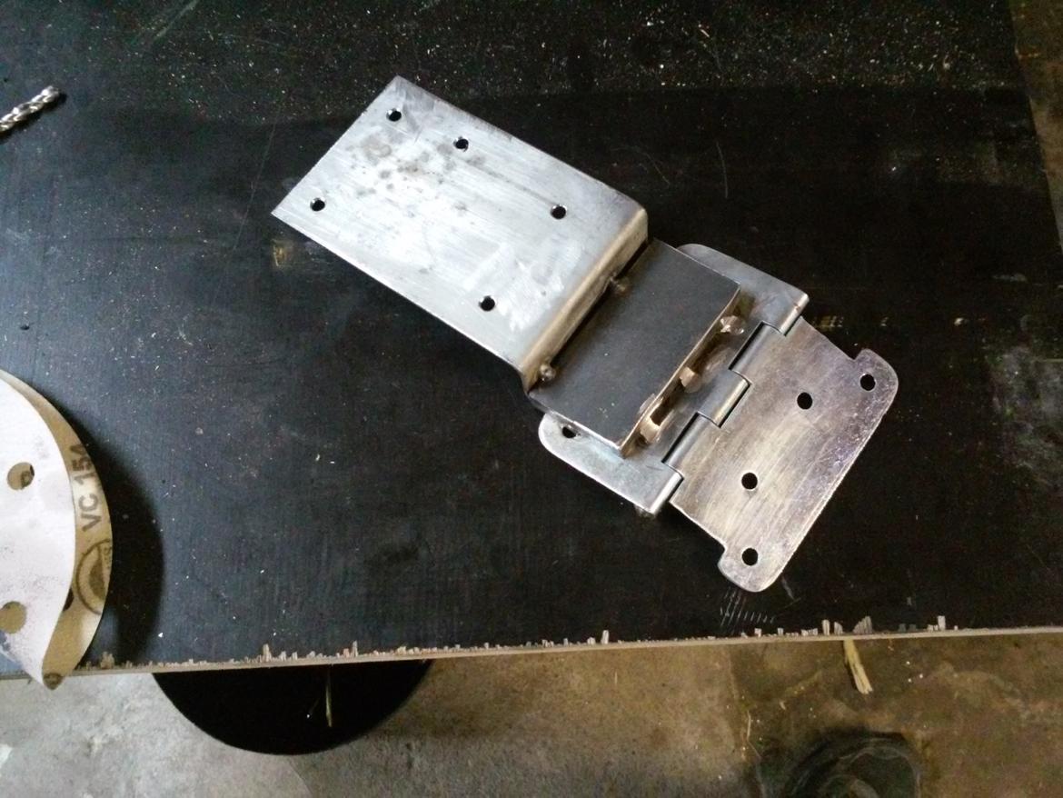 nr plade vipper fzr1000 - Først fik jeg skåret bag skærmen af og så fik Jeg stykket et godt og ktafitigt beslag sammen med en hængsel fra bauhause og noget jern jeg lige havde liggene. Og har derefter fået popnittet den fast på bagskærmen  billede 8