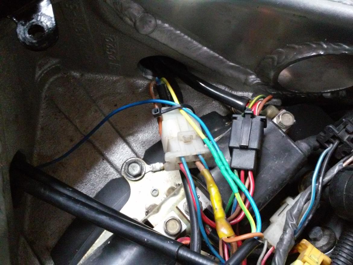 nr plade vipper fzr1000 - Her har jeg fundet de ledninger jeg skal bruge der går en treledet ledning fra boksen og op under tanken hvor jeg fandt et 12v tændnings plus og så en ledning op til overhalings lys kontakten og så en ledning op til til en pære oppe i speedometeret som tænder når nr pladen er vippet billede 9