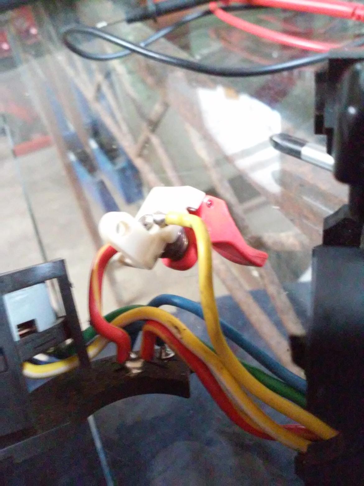 nr plade vipper fzr1000 - Her har jeg klippet den gule ledning over da jeg ikk skal bruge den til noget og så har jeg trukket en ny ledning derop der skal bruges som 12v impuls til at aktivere relæet  billede 13