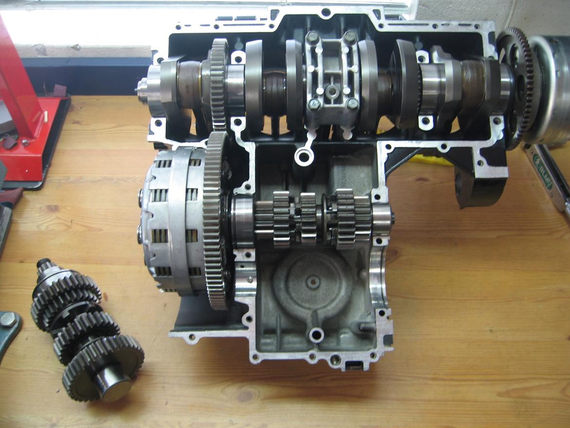 Kawasaki - GPZ 1100 - GPZ1100 UT - 1260  - motor -  tuning - vinterprojekt - projekt - Så er det blevet udgangakslens tur til at blive puttet i. billede 21