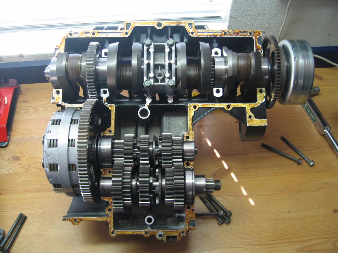 Kawasaki - GPZ 1100 - GPZ1100 UT - 1260  - motor -  tuning - vinterprojekt - projekt - Så har pakfladerne mellem motorblokken fået lidt klister, - og jeg bruger aldrig flydende silikone pakning. billede 24