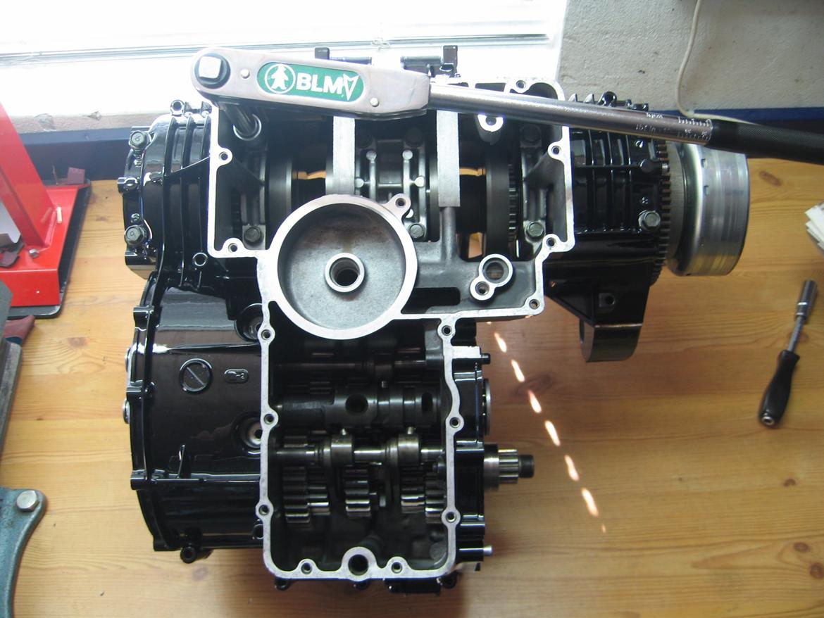 Kawasaki - GPZ 1100 - GPZ1100 UT - 1260  - motor -  tuning - vinterprojekt - projekt - Her er nederste motorblok med geartromle og skiftegafler lagt på plads, og de sidste bolte som spænder på krumtapslejer spændes i moment. billede 25