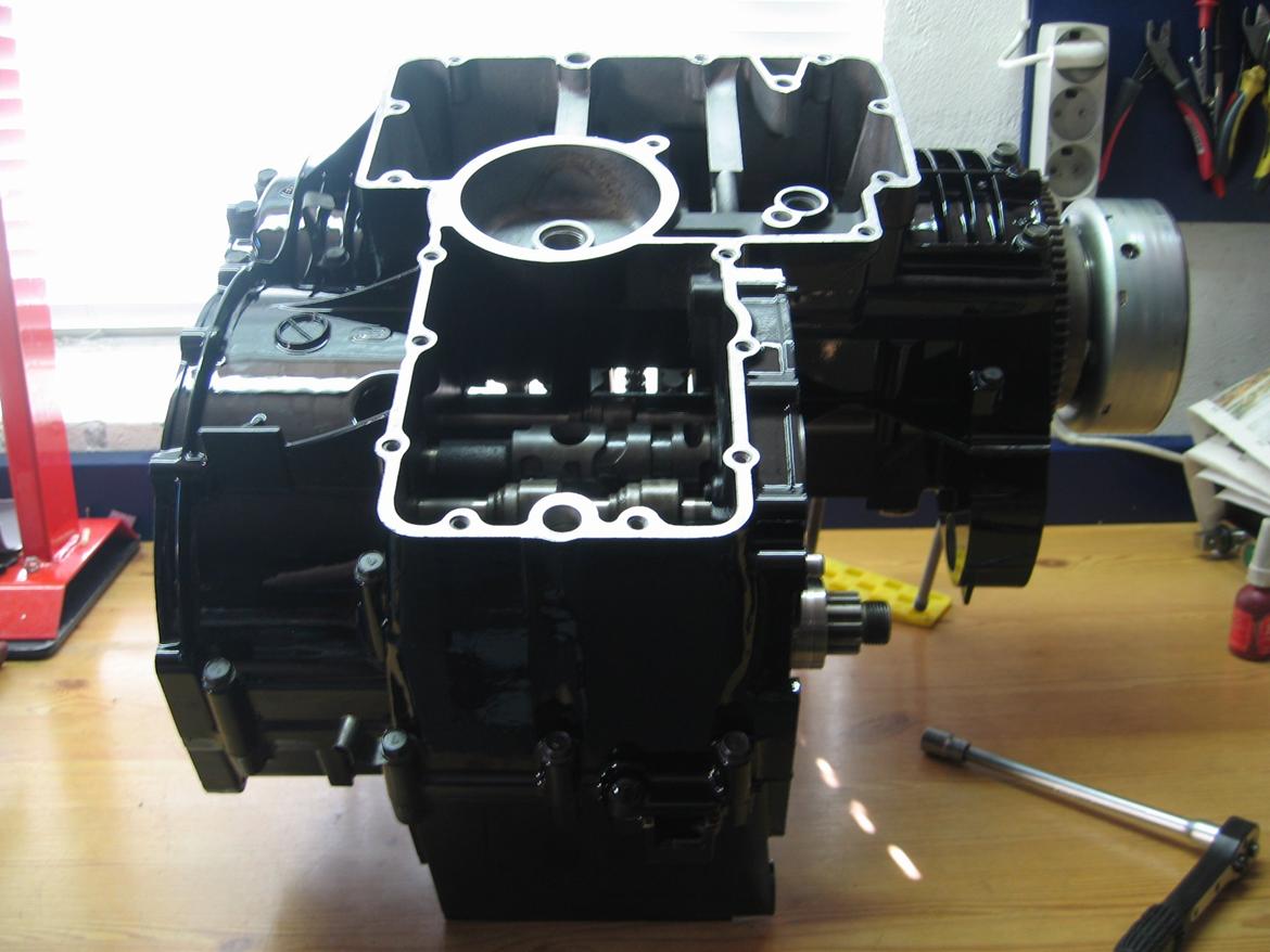 Kawasaki - GPZ 1100 - GPZ1100 UT - 1260  - motor -  tuning - vinterprojekt - projekt - Så er krumtap og gearkasse lagt på plads og krumtaphus samlet, så skal alle de 6 mm bolte spændes som er med til at holde hele skidtet sammen. billede 26
