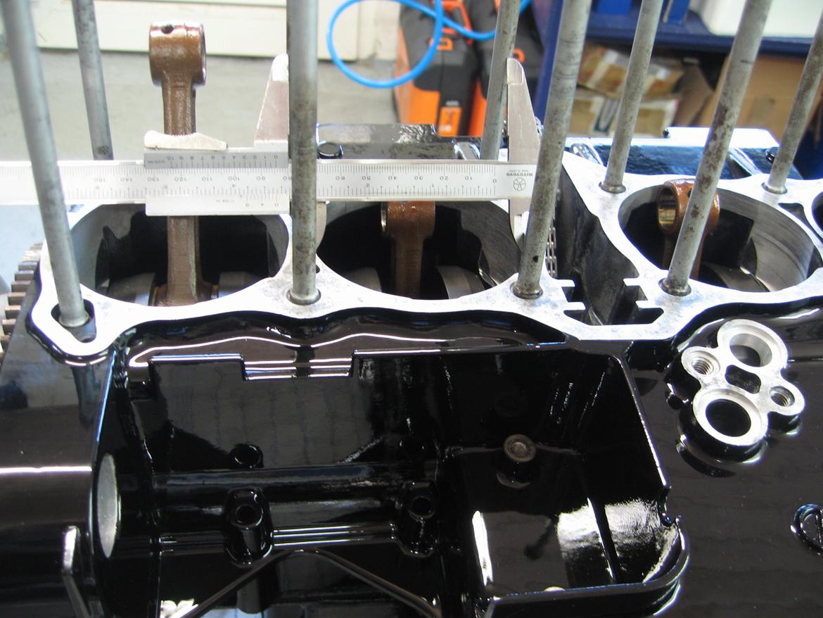 Kawasaki - GPZ 1100 - GPZ1100 UT - 1260  - motor -  tuning - vinterprojekt - projekt - Hullerne i krumtaphus er fræset gevaldigt op, for at gøre plads til de større foringer. billede 30