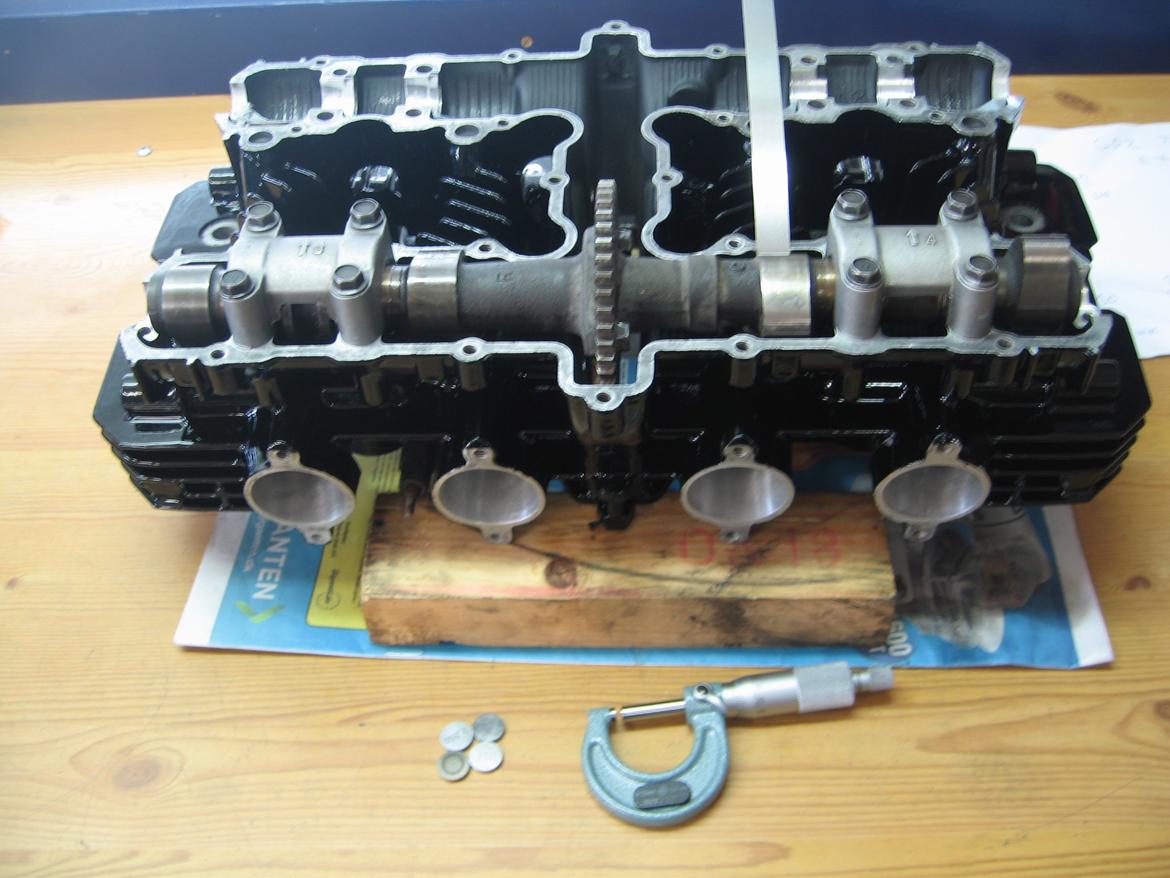 Kawasaki - GPZ 1100 - GPZ1100 UT - 1260  - motor -  tuning - vinterprojekt - projekt - Det er nemmest at stille ventiler, inden toppen monteres. billede 33