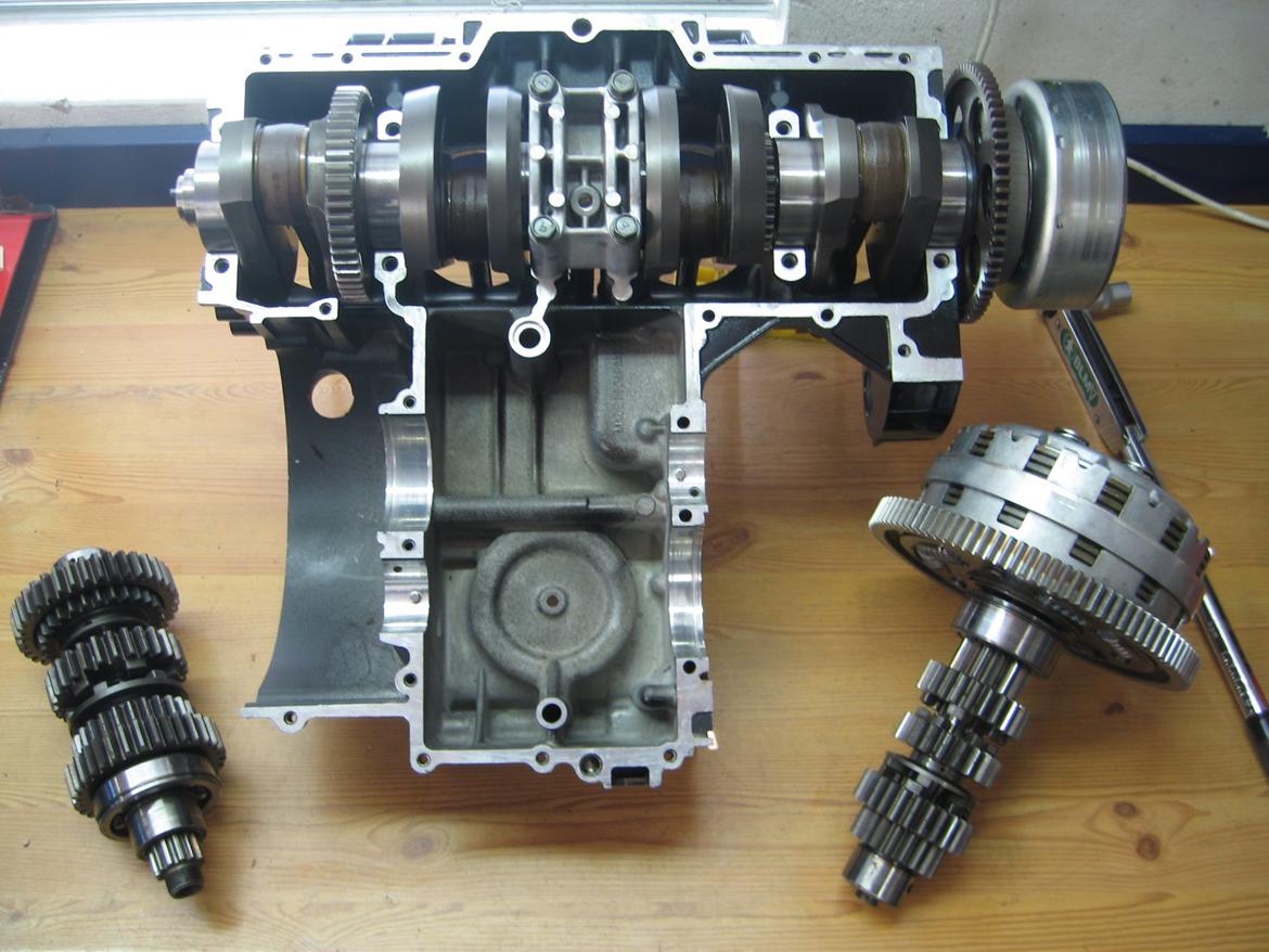 Kawasaki - GPZ 1100 - GPZ1100 UT - 1260  - motor -  tuning - vinterprojekt - projekt - Så skal gearkassen og kobling ligges på plads. billede 18