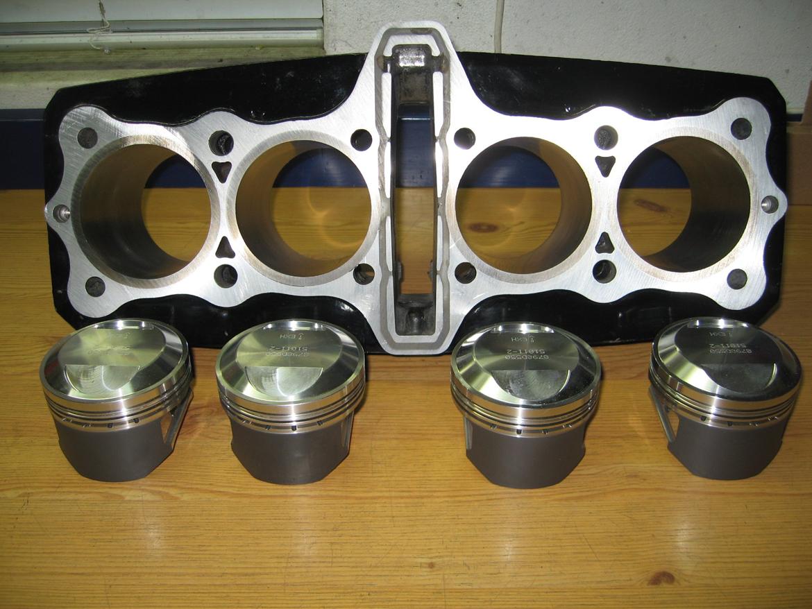 Kawasaki - GPZ 1100 - GPZ1100 UT - 1260  - motor -  tuning - vinterprojekt - projekt - Har fået hjælp af en rigtig god ven, til at få hullerne til at passe til stemplerne, - for 50 år siden var det PUCH knallerter vi borede, men dette er jo til de store drenge. billede 38