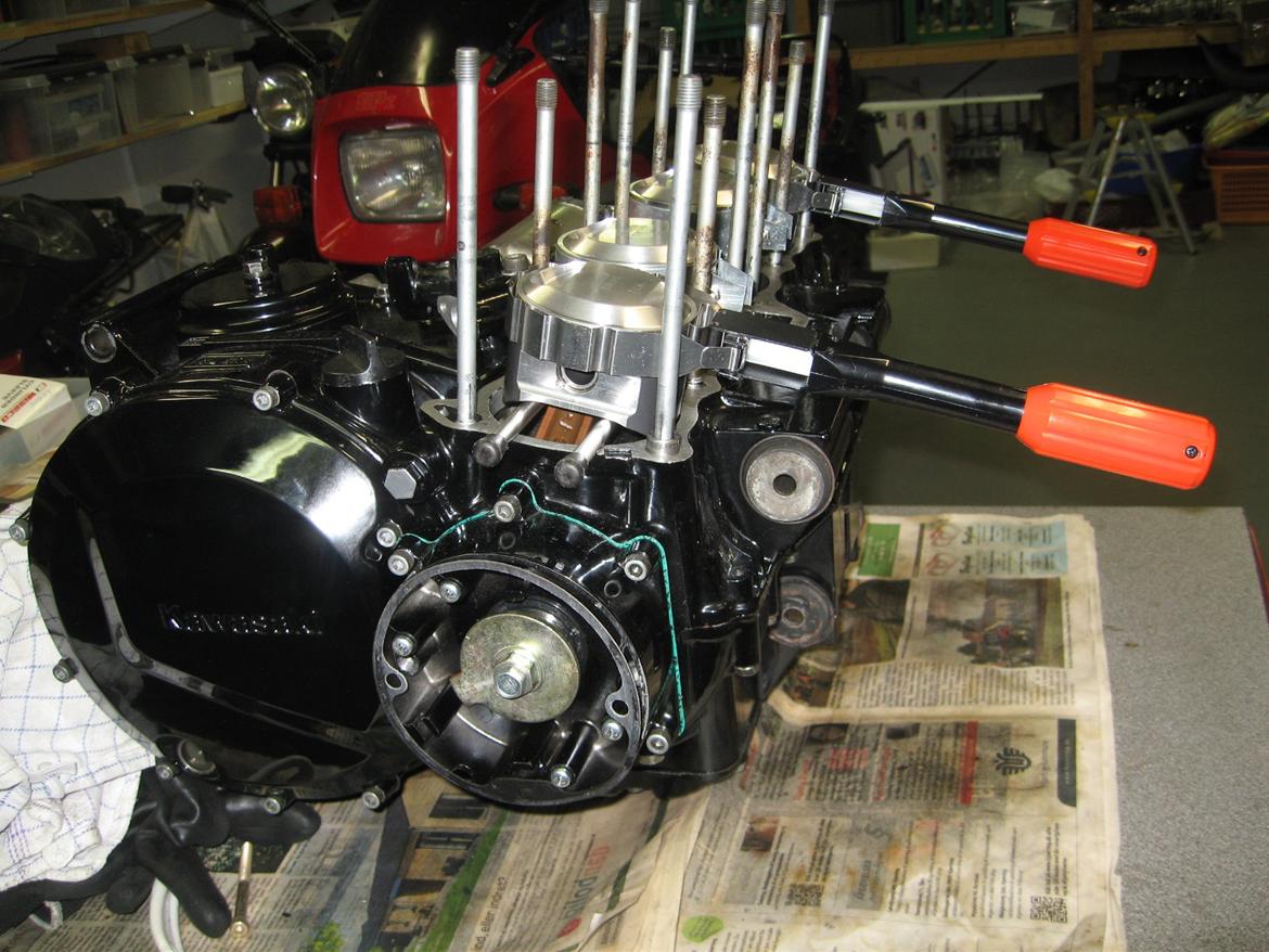 Kawasaki - GPZ 1100 - GPZ1100 UT - 1260  - motor -  tuning - vinterprojekt - projekt - Klargøring til montering af cylinder. billede 39